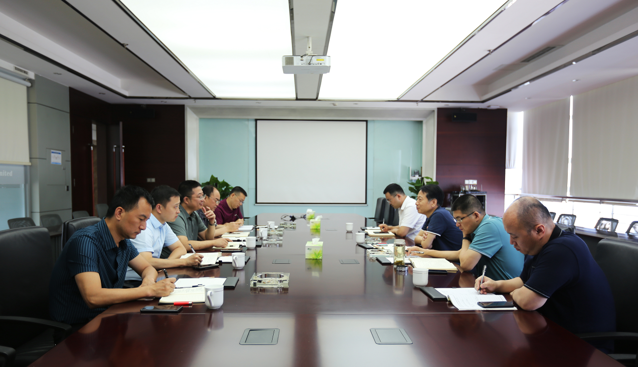 1655280819901171.png 经信局领导送政策.png